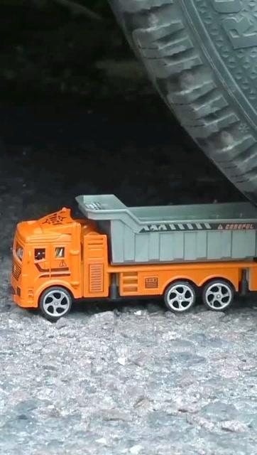 大皮卡對上玩具汽車 一場懸殊的碰撞與小車銷售的啟示